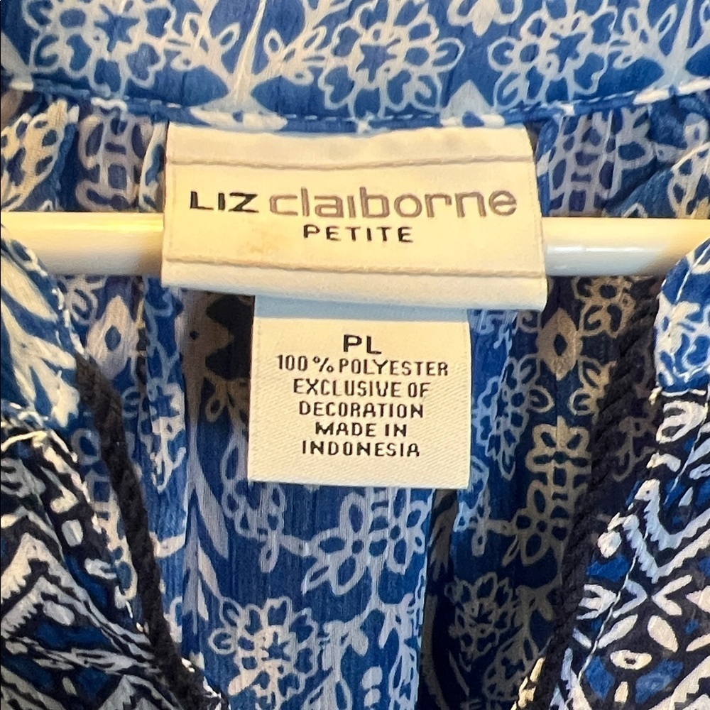 Liz Claiborne Petite Large Sleeveless Blue and White Blouse - Picture 2 of 7